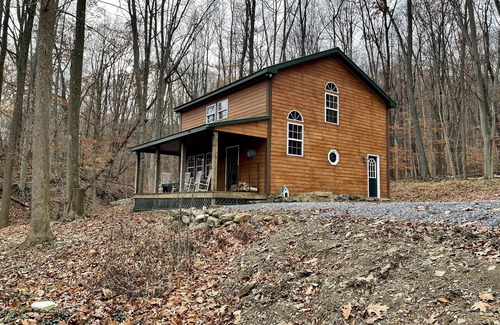 Loysburg Cabina | Creekside Cabin Vacation Rental