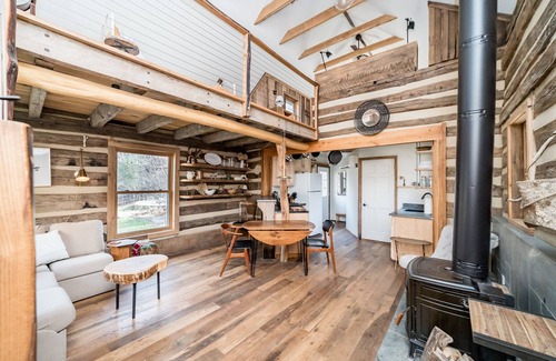 Amherst Cabina | Creekside Cabin w/ Wood Stove | Unplugged Getaway
