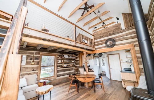Amherst Cabina | Creekside Cabin w/ Wood Stove | Unplugged Getaway