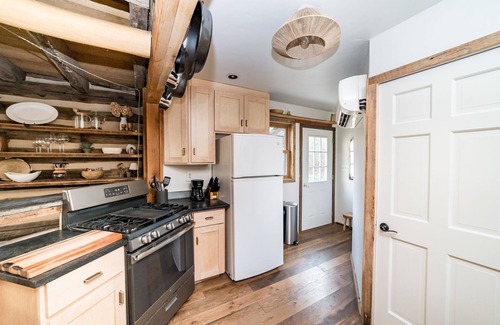 Amherst Cabina | Creekside Cabin w/ Wood Stove | Unplugged Getaway