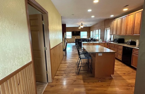 Rose Cabina | Creekside Cabin West Located next to where the Calamus River enters the lake.