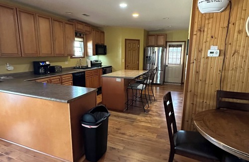 Rose Cabina | Creekside Cabin West Located next to where the Calamus River enters the lake.