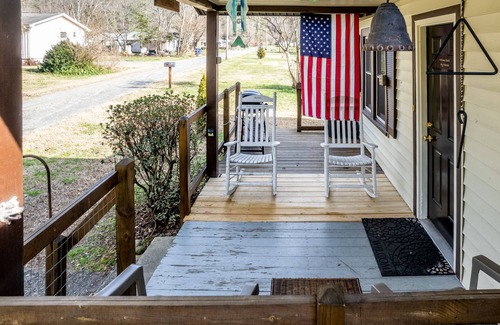 Bryson City Cabaña | Creekside Cabin with Free WiFi, Firepit, Full Kitchen, & Private W/D - Dogs OK