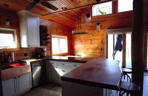 Leitchfield Cabina | Creekside Cabin with hot tub