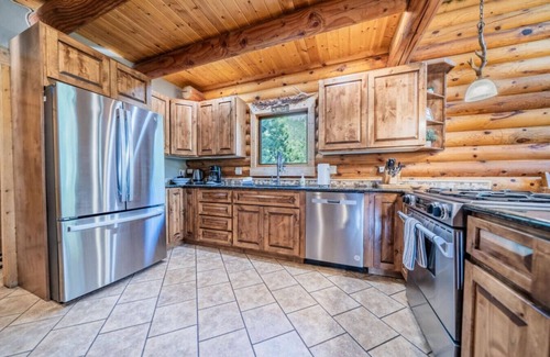 Carriage Hills Apartamento | Creekside cabin with hot tub, views, fireplace