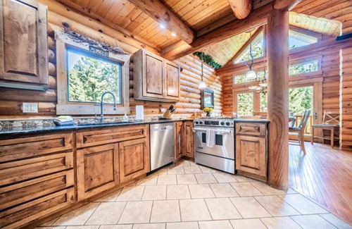 Carriage Hills Apartamento | Creekside cabin with hot tub, views, fireplace