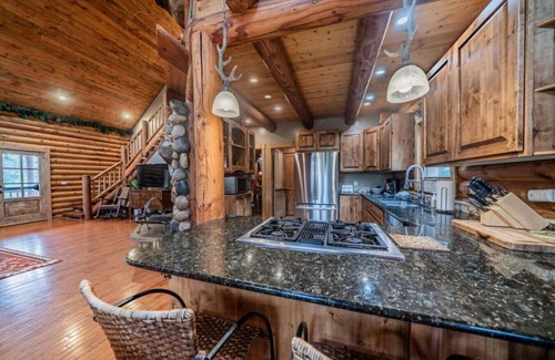 Carriage Hills Apartamento | Creekside cabin with hot tub, views, fireplace