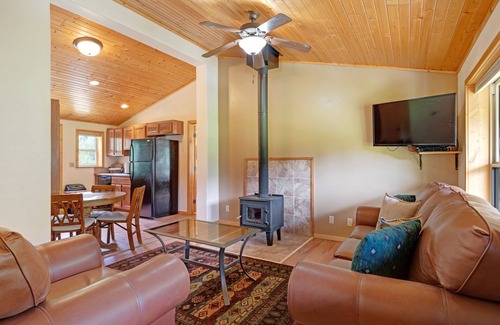 South Fork Cabina | Casa de campo Creekside con cocina completa, jacuzzi privado, parrilla a gas y mesa de picnic