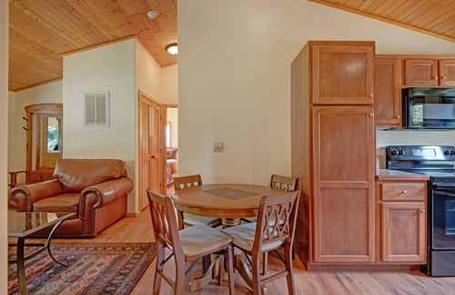 South Fork Cabina | Casa de campo Creekside con cocina completa, jacuzzi privado, parrilla a gas y mesa de picnic