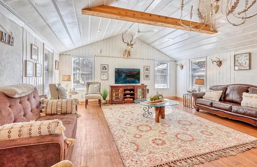 Wimberley Casa | Creekside Cabins - The Hunter's Lodge
