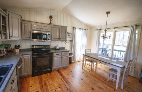 Hiawassee Cabina | Creekside Cascades Cabin on High Tower Creek in Hiawassee. Pet Friendly!