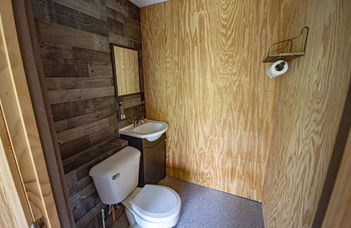Hiawassee Cabina | Creekside Cascades Cabin on High Tower Creek in Hiawassee. Pet Friendly!