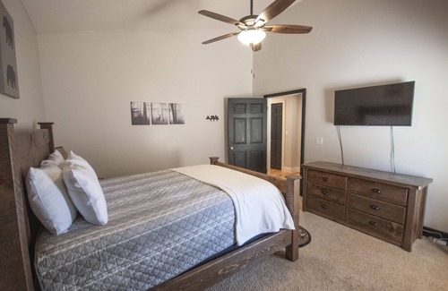 Hiawassee Cabina | Creekside Cascades Cabin on High Tower Creek in Hiawassee. Pet Friendly!