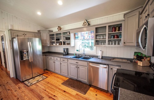 Hiawassee Cabina | Creekside Cascades, Firepit, Streaming Internet, Creekfront & level yard!