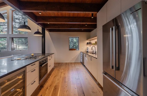 Snoqualmie Pass Chalet De Esquí | Creekside Chalet: 6 Beds, Hot Tub, Swedish Shower, Outdoor Sauna and More!
