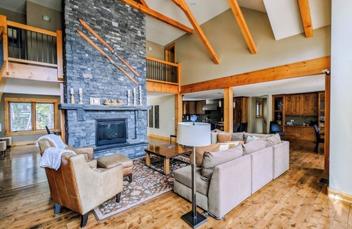 Golden Chalet De Esquí | Creekside Chalet: 7-bedroom luxury mountain home