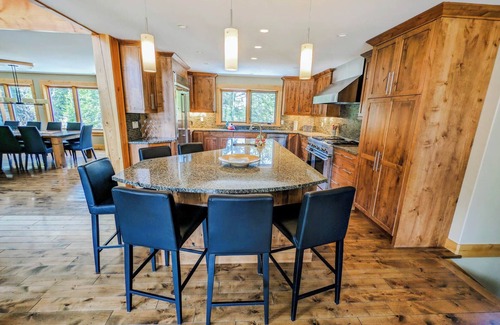 Golden Chalet De Esquí | Creekside Chalet: 7-bedroom luxury mountain home