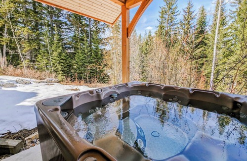 Golden Chalet De Esquí | Creekside Chalet: 7-bedroom luxury mountain home