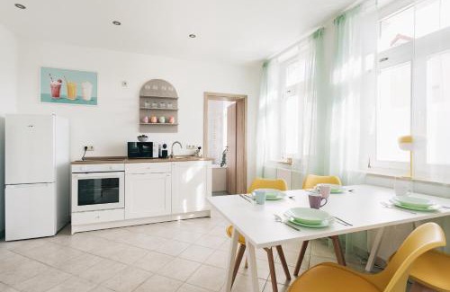 Loebau Apartamento | Creekside Colors - Playful Apartment