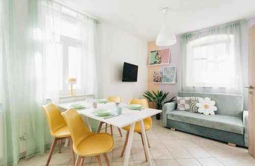 Loebau Apartamento | Creekside Colors - Playful Apartment