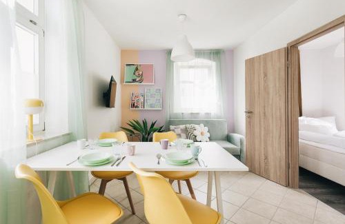 Loebau Apartamento | Creekside Colors - Playful Apartment