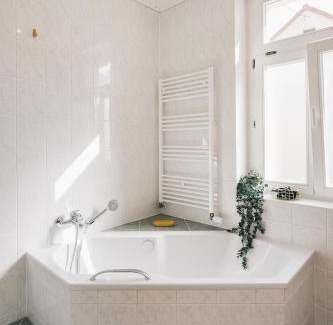 Loebau Apartamento | Creekside Colors - Playful Apartment