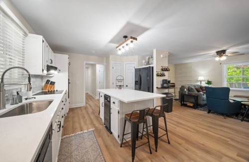 Sunset Road Casa | Creekside cottage~hot tub~park