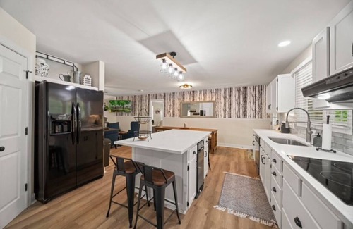 Sunset Road Casa | Creekside cottage~hot tub~park