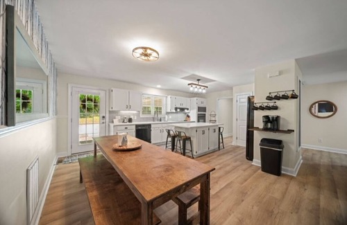 Sunset Road Casa | Creekside cottage~hot tub~park