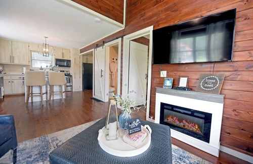 Blairsville Cabaña | Creekside Cottage king Bed Frada's Nest Casual Elegance