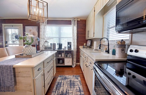 Blairsville Cabaña | Creekside Cottage king Bed Frada's Nest Casual Elegance