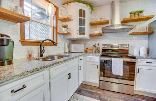 Mount Aetna Cabaña | Creekside Cottage | Romantic Waterfront Escape w/ HOT TUB!