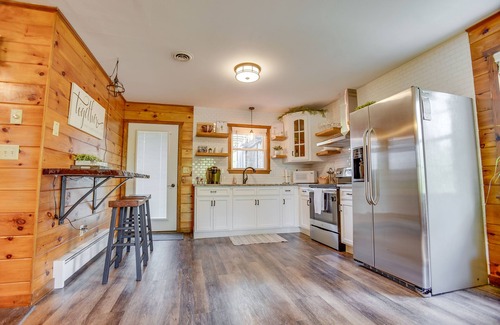 Mount Aetna Cabaña | Creekside Cottage | Romantic Waterfront Escape w/ HOT TUB!