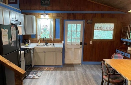 Bryson City Cabaña | Creekside Cottage
