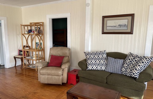 Gloucester Cabaña | Creekside Cottage