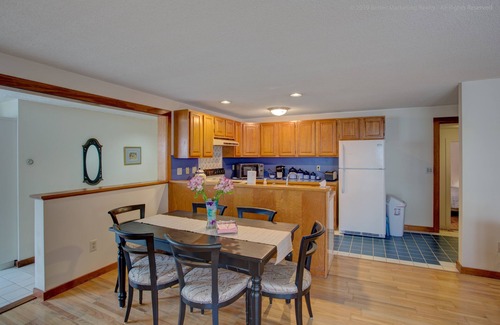 Westhampton Apartamento | ¡Comodidad del país de Creekside, acceso de Northampton! Precioso apartamento para 7 personas