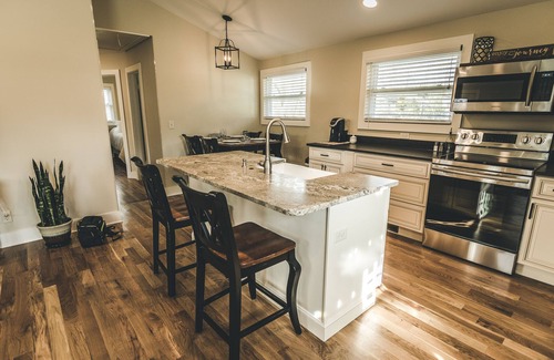 Brevard Cabaña | Colwell Cottage recientemente actualizado ¡TODO NUEVO!