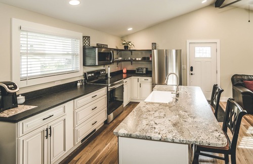 Brevard Cabaña | Colwell Cottage recientemente actualizado ¡TODO NUEVO!