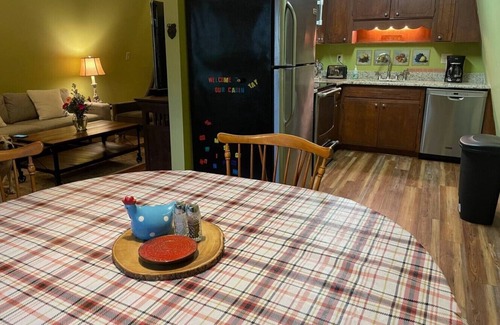 Cleveland Cabina | Creekside Crow's Nest - Cozy Getaway Near Wineries