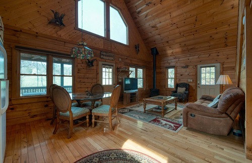 Hiawassee Cabina | Creekside Duck Cabin - Creek Front- Fire Pit
