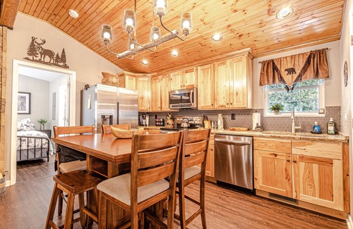 Pine Mountain Cabina | "CREEKSIDE ESCAPE" CABIN ON ROARING CREEK, HOT TUB, 2/2, BRYSON CITY