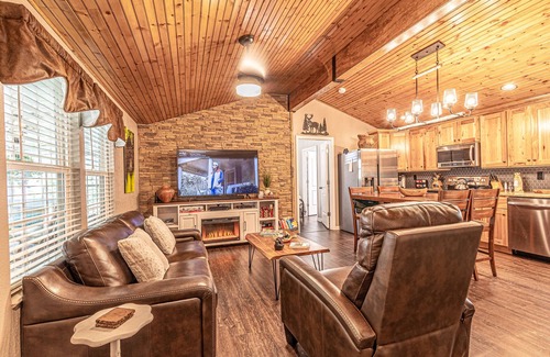Pine Mountain Cabina | "CREEKSIDE ESCAPE" CABIN ON ROARING CREEK, HOT TUB, 2/2, BRYSON CITY