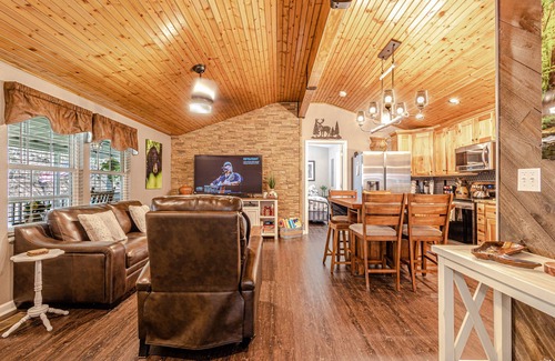 Pine Mountain Cabina | "CREEKSIDE ESCAPE" CABIN ON ROARING CREEK, HOT TUB, 2/2, BRYSON CITY