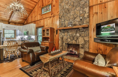 Ellijay Cabina | Creekside Fairytale on Barnes Creek - Magical, Romantic Cabin
