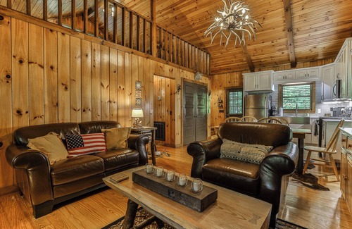 Ellijay Cabina | Creekside Fairytale on Barnes Creek - Magical, Romantic Cabin