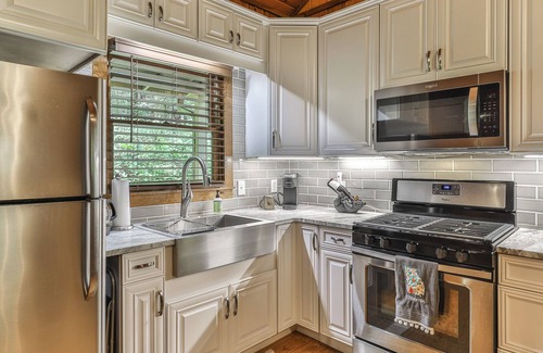 Ellijay Cabina | Creekside Fairytale on Barnes Creek - Magical, Romantic Cabin