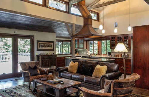 Granite Cabina | Creekside Family Cabin