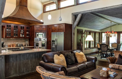 Granite Cabina | Creekside Family Cabin