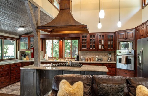 Granite Cabina | Creekside Family Cabin