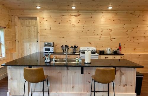 Boone Apartamento | Creekside Getaway - King Bed - Full Kitchen